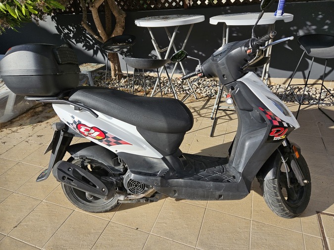Kymco DJ125s motor scooter, 146kb